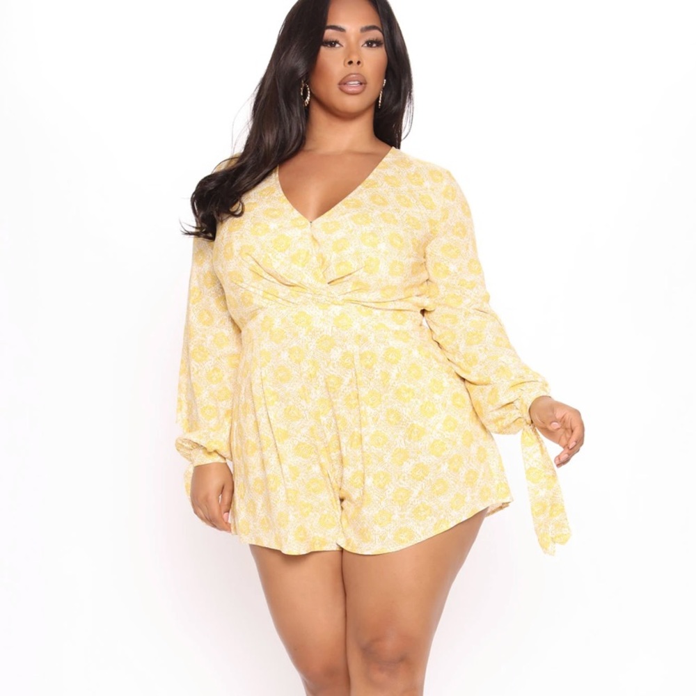 NWT Yellow print romper.